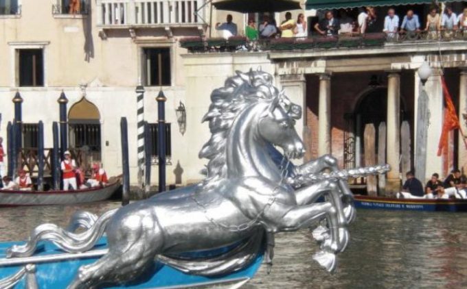 regata storica 2019 gioielleria venezia by menghetto orafo di venezia barca con i cavalli.jpg